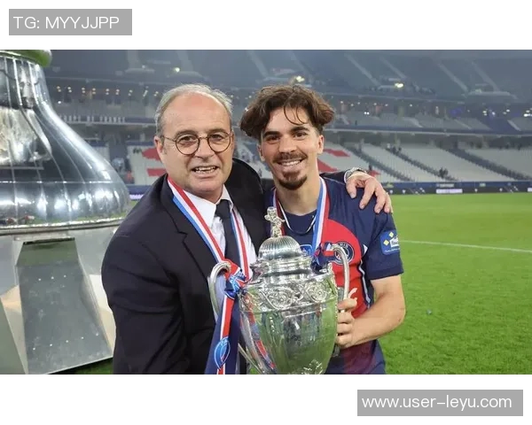 伊涅斯塔荣获环足奖生涯贡献奖与德约维蒂尼亚合影庆祝